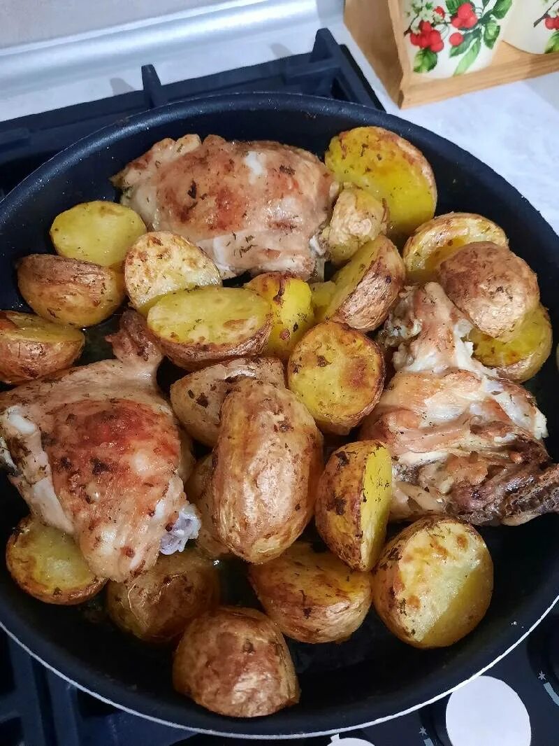 Курочка с картошкой в духовке. Куриные в духовке с картошкой. Запеченная курица с картошкой в духовке. Курица с картошкой в духовке на Протвине
