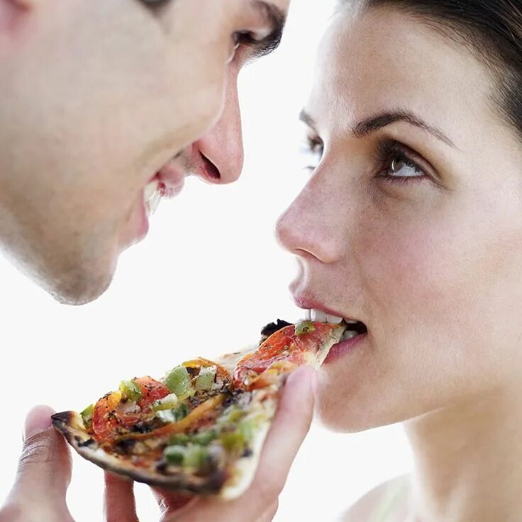 Дает с руки еду. Еда для мужчин. Мужчина и женщина едят пиццу. Человек пицца. Парень с едой.