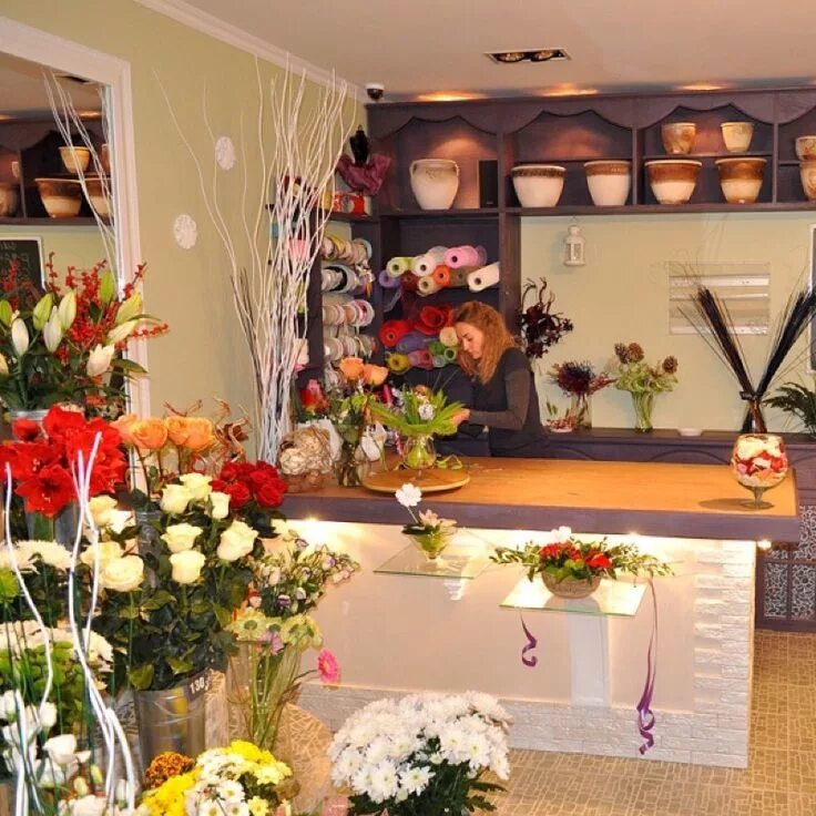 Флористический стол. Интерьер цветочного магазина. Салон цветов интерьер. Интерьер цветочного салона. Флористический салон.