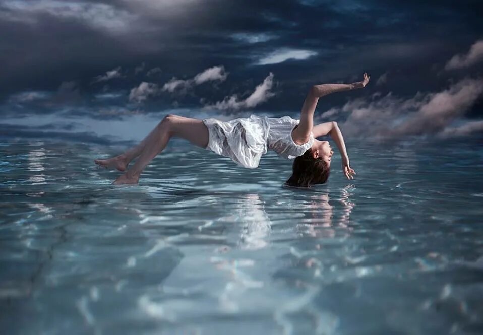 Парить картинка. Девушка над водой. Девушка в воздухе. Девушка лежит в воде. Фотосессия в воде.