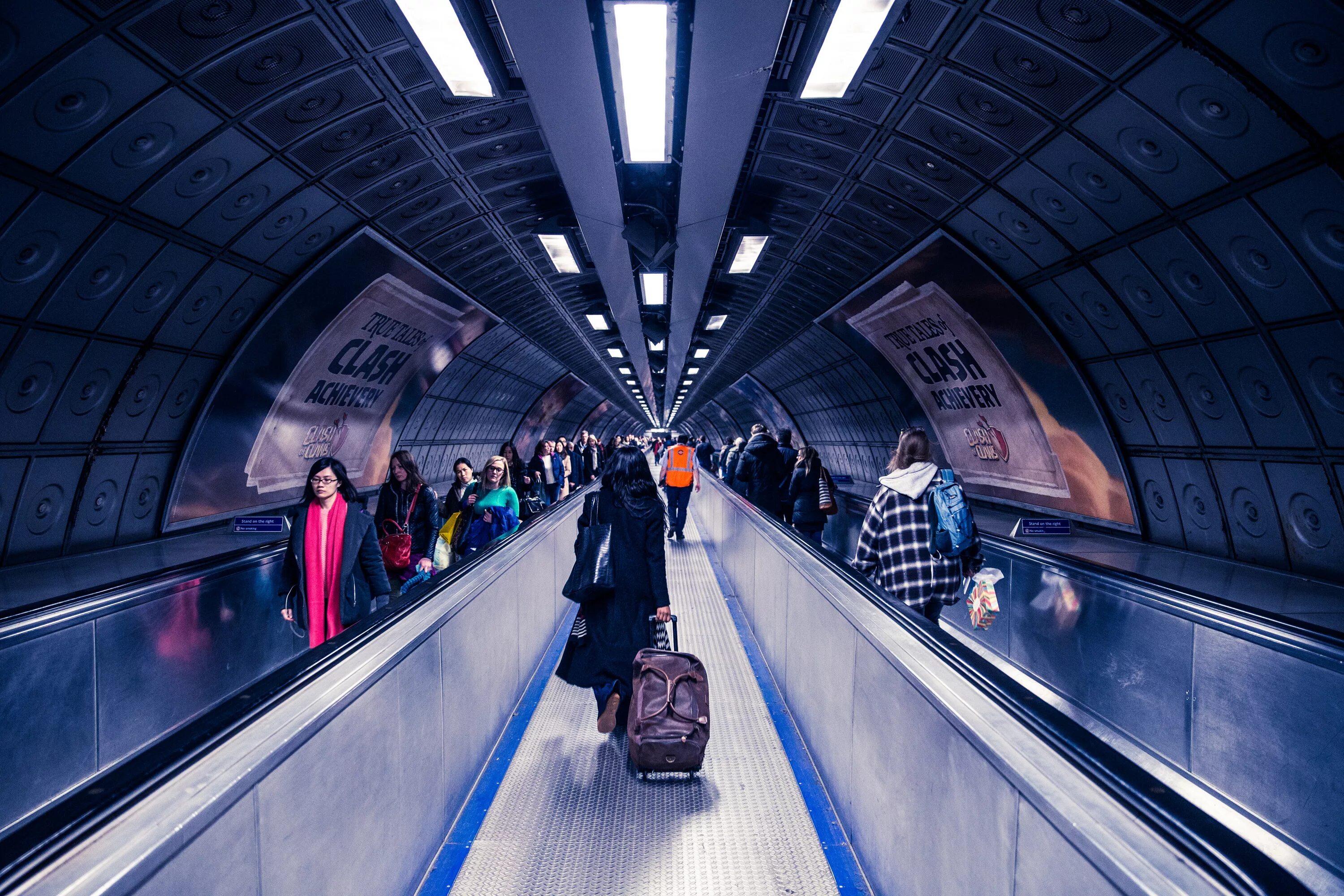 Общественный метрополитен. Эскалаторный тоннель метрополитена новая станция. Эскалатор в метро фото. Люди на станции метро. Люди на эскалаторе в метро.