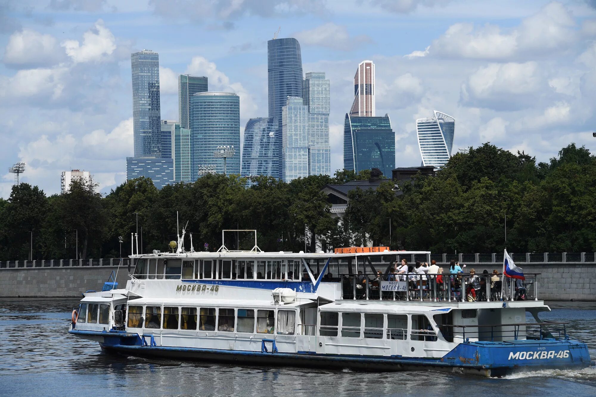 Речные прогулки устьинский мост. Теплоход благодать москва. Причал парк горького рэдиссон. Теплоход москва сити. Корабль рэдиссон москва.