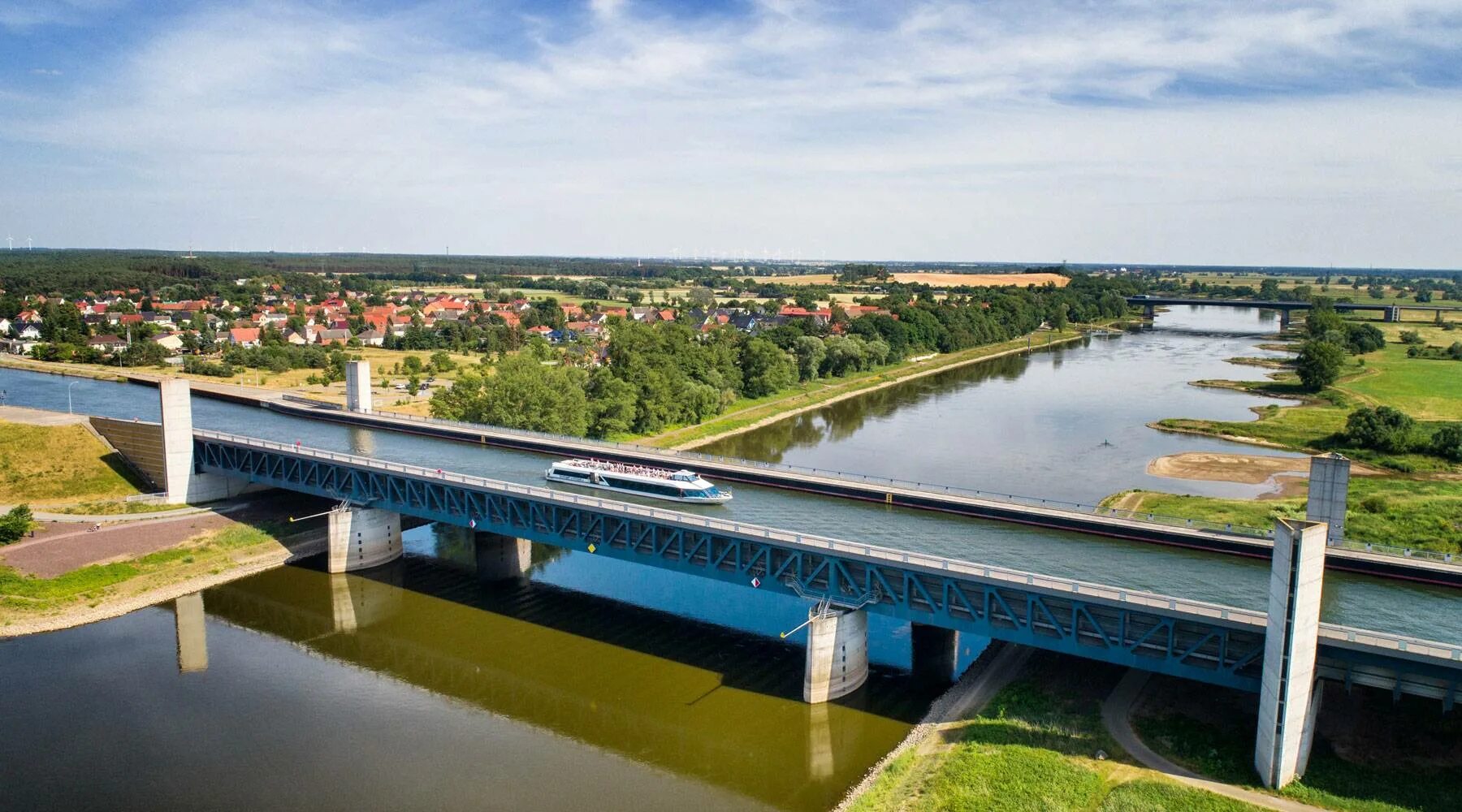 Река над рекой магдебургский водный мост. Магдебургский водный мост. Магдебургский водный мост. Водный мост в биддингхёйзене нидерланды. Водный мост в магдебурге.