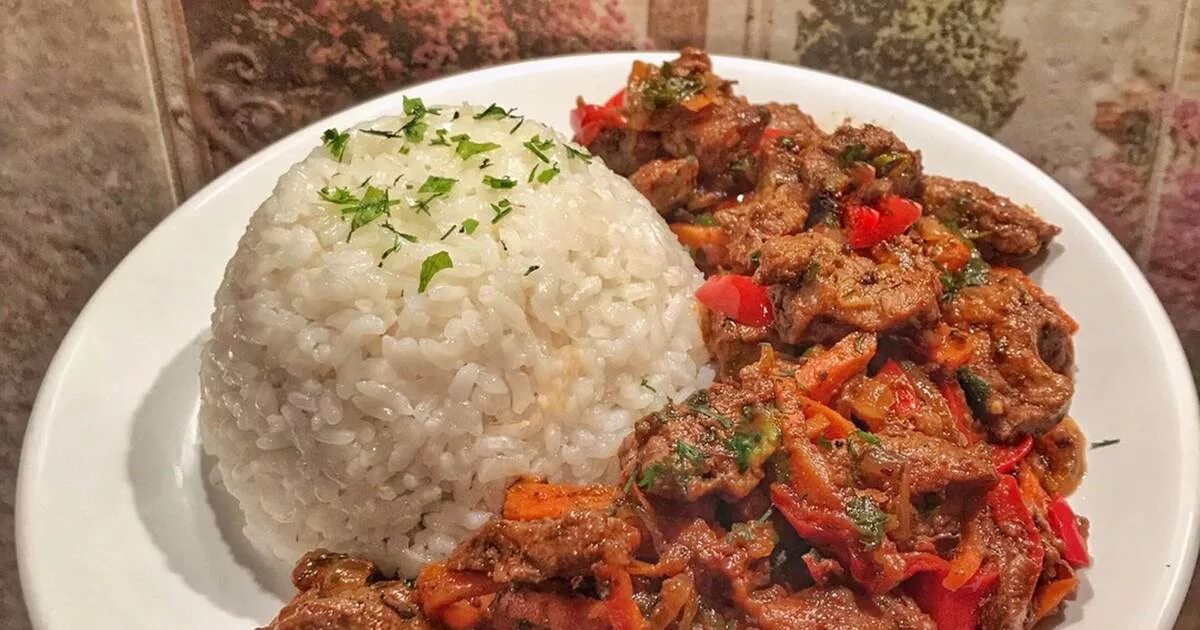 блюдо с рисом мясом и овощами. рецепт блюд рис с мясом. рецепт блюд рис с мясом. подлива для риса с мясом. рис с мясом.