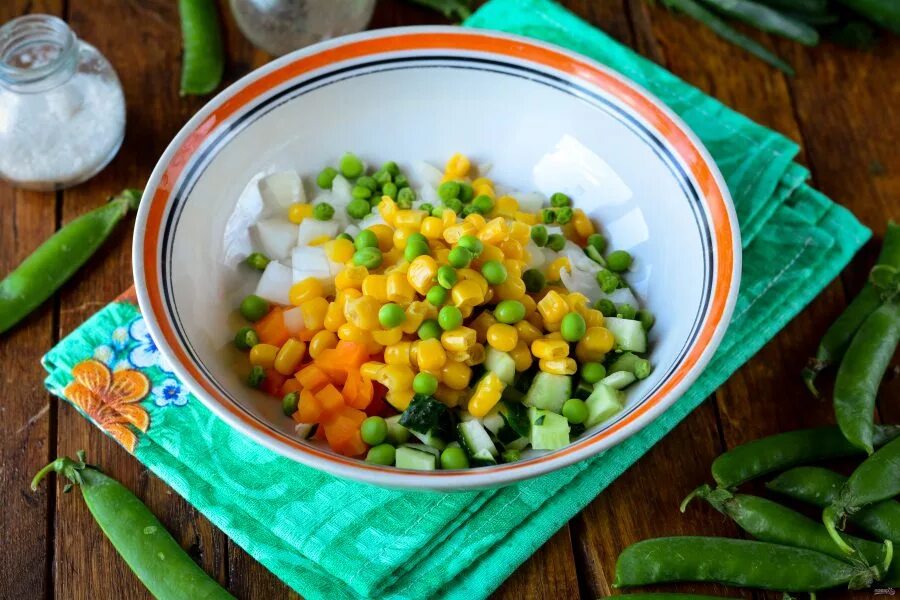 Зеленый горошек и кукуруза. Салат с горошком и кукурузой. Салат с горохом и кукурузой. Салат с кукурузой и зеленым горошком. Горошек зеленый свежий рецепт