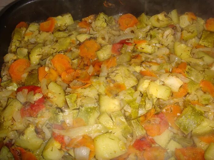 Рецепт капуста картошка морковь. Рагу с кабачками и картошкой. Рагу с кабачками в духовке. Овощное рагу в духовке с кабачками. Овощное рагу с кабачками и картошкой и капустой.