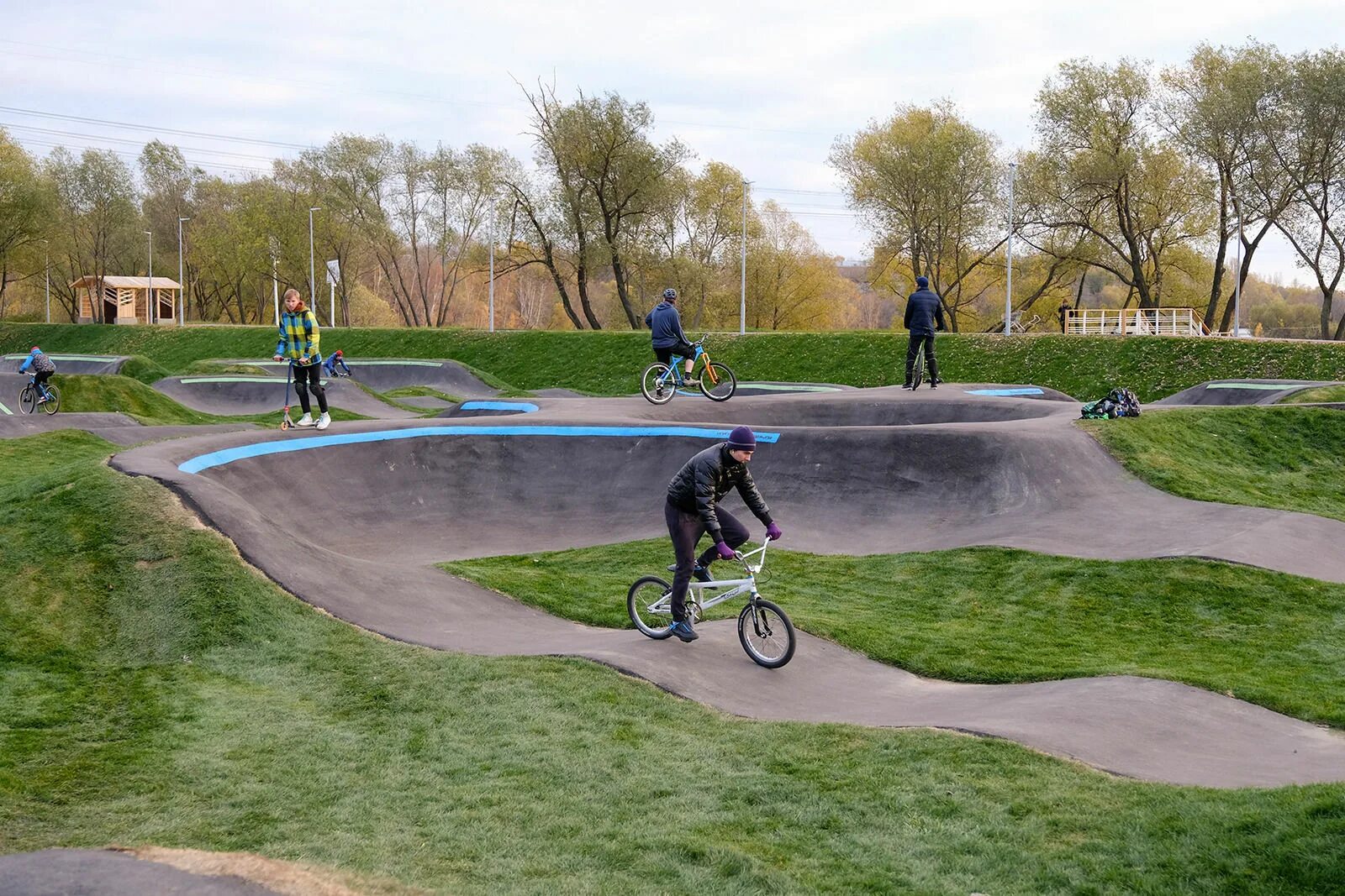 Памп трек для велосипеда. Парк 850 летия Москвы памп трек. BMX Тарусский Велодром. Велодром Москва ВМХ. Велотрек в парке 850 летия.