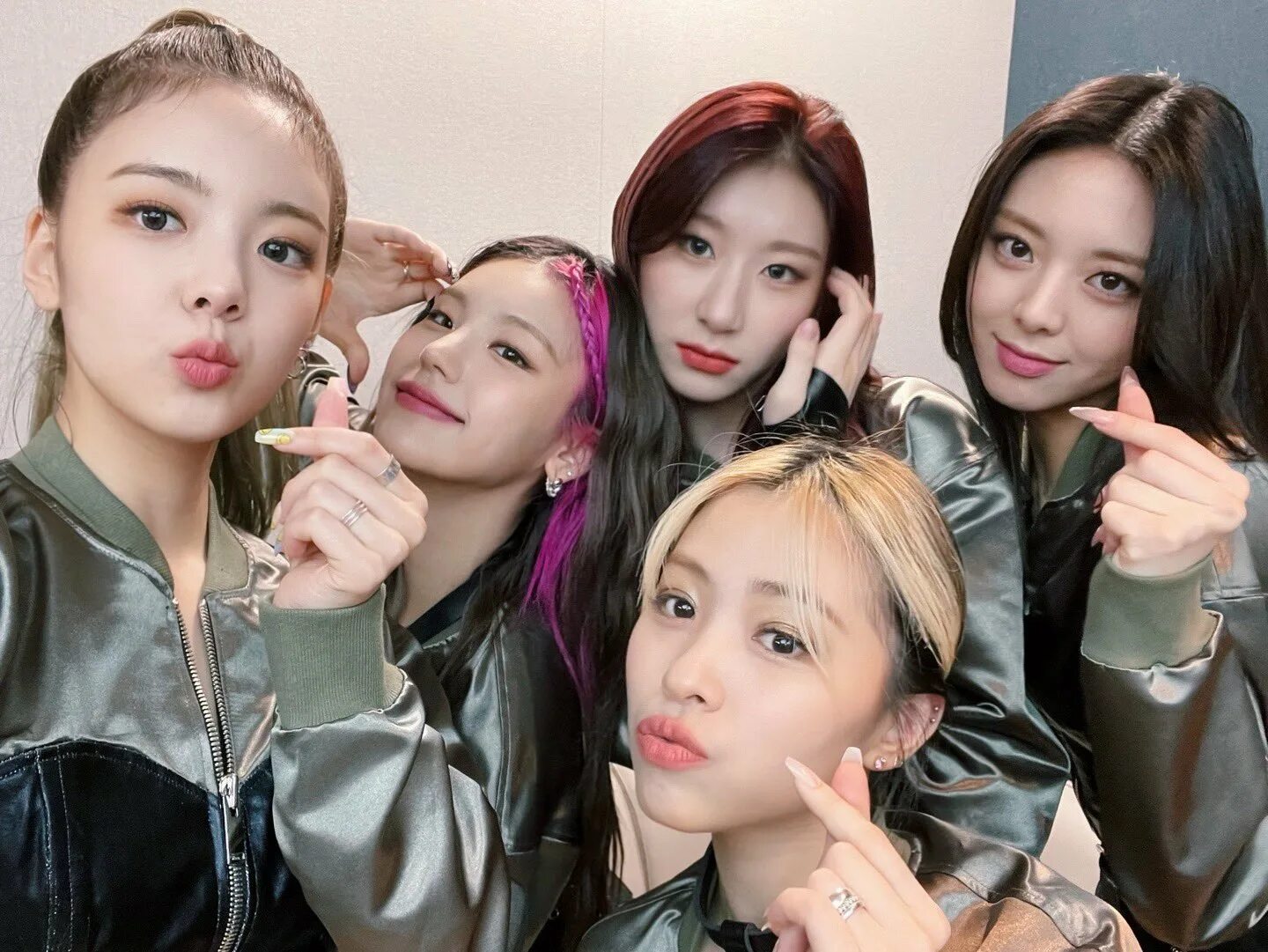 Itzy album. Иччи группа лиа. иччи участницы. иччи группа юна и лиа. itzy loco.