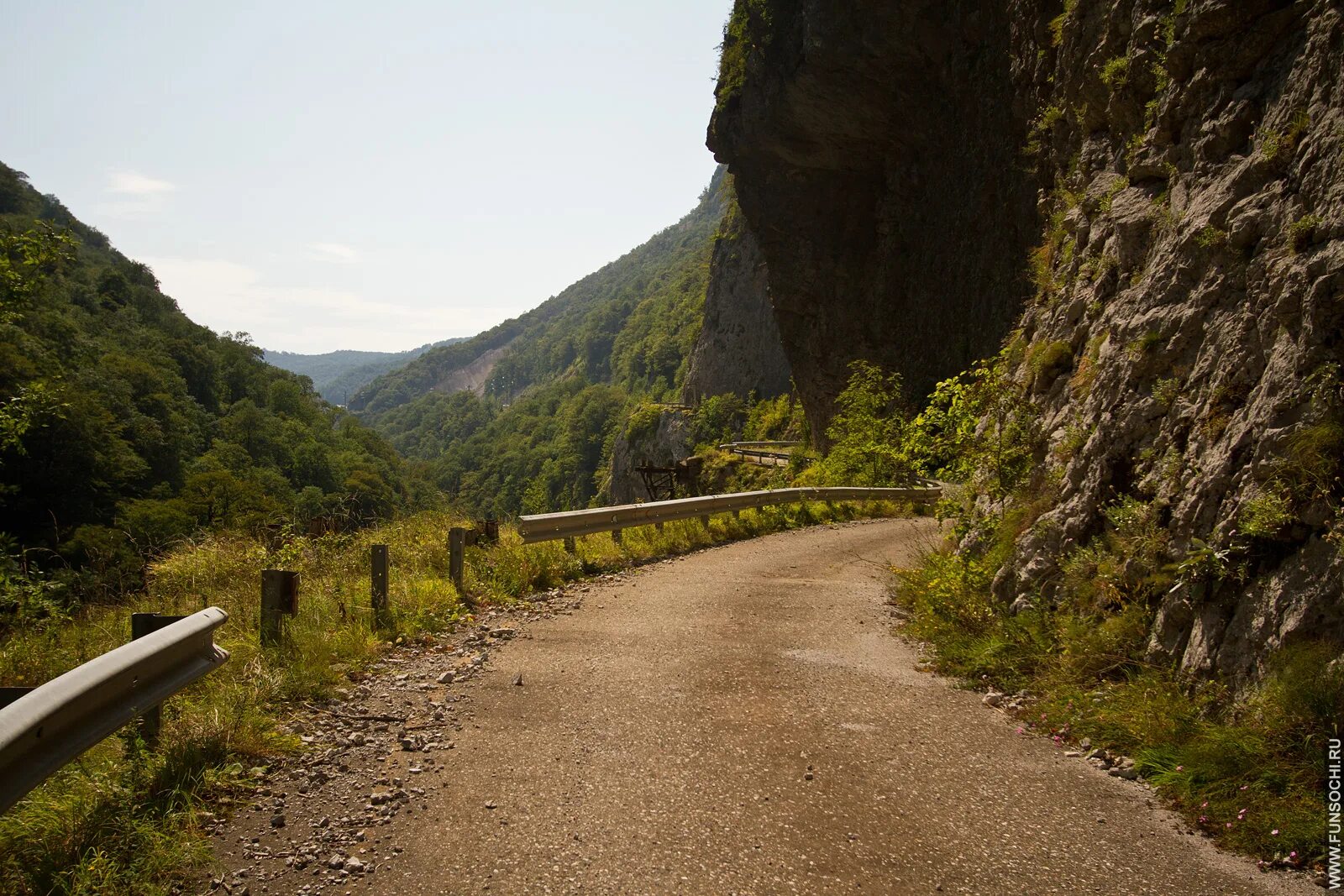 Старая дорога на поляну. Ущелье Ахцу красная Поляна. Ущелье Ахцу в Адлере. Старая дорога Адлер красная Поляна. Пронеси Господи дорога на красную поляну.