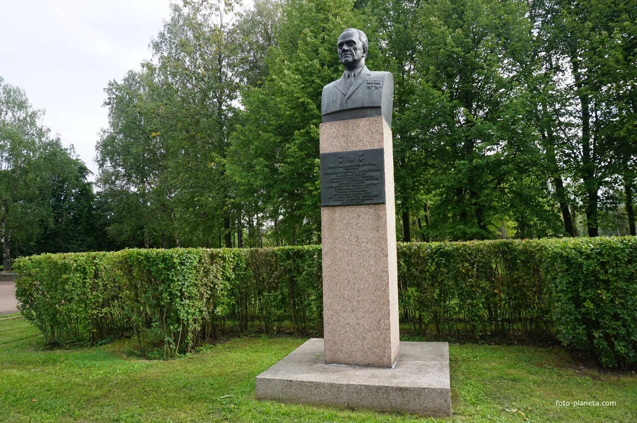 Московский парк победы санкт петербург аллея героев. Санкт-Петербург аллея героев Московский парк Победы. Аллея героев в Московском парке Победы СПБ. Аллея героев Белгород парк Победы. Белгород аллея героев в парке Победы.