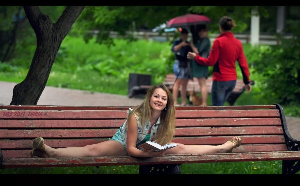 мини юбки в городе. вызывающая одежда для девушек. Estonia жители. девушки в коротких юбках на улице. эстония люди.