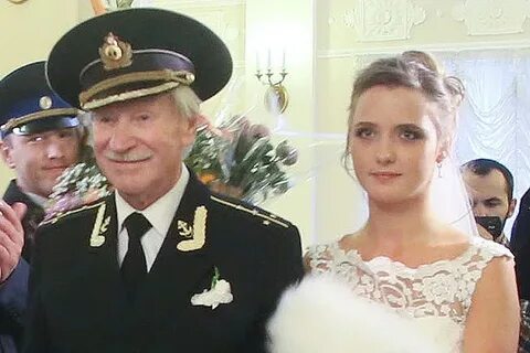 Старик женится на молодой девушке
