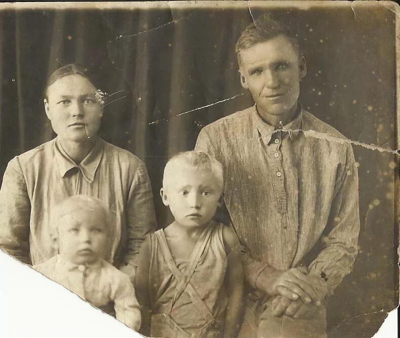 Семин мама и папа. Старые фотографии родственников. Дети раскулаченных родителей. Фото старых родителей.