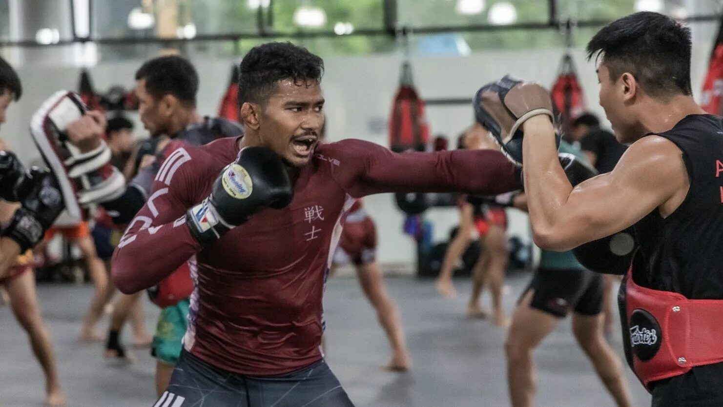 Бокс мышцы. Амир мма боец. Боевые искусства для самообороны. Филиппинские единоборства. Амир кхан мма сингапур.