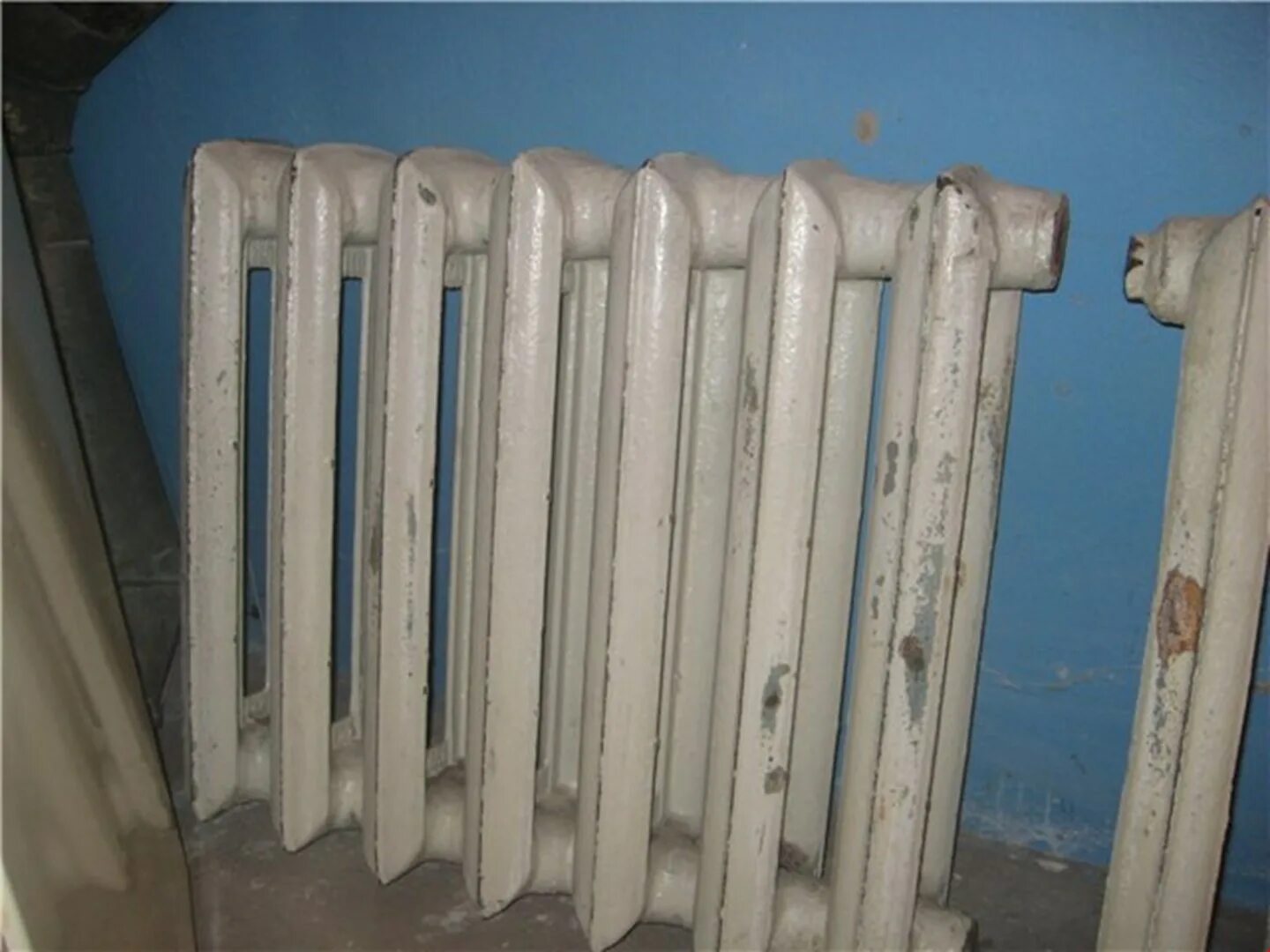 Чугунные радиаторы. Старые радиаторы отопления. Старый чугунный радиатор. Советские чугунные батареи. Советские радиаторы отопления
