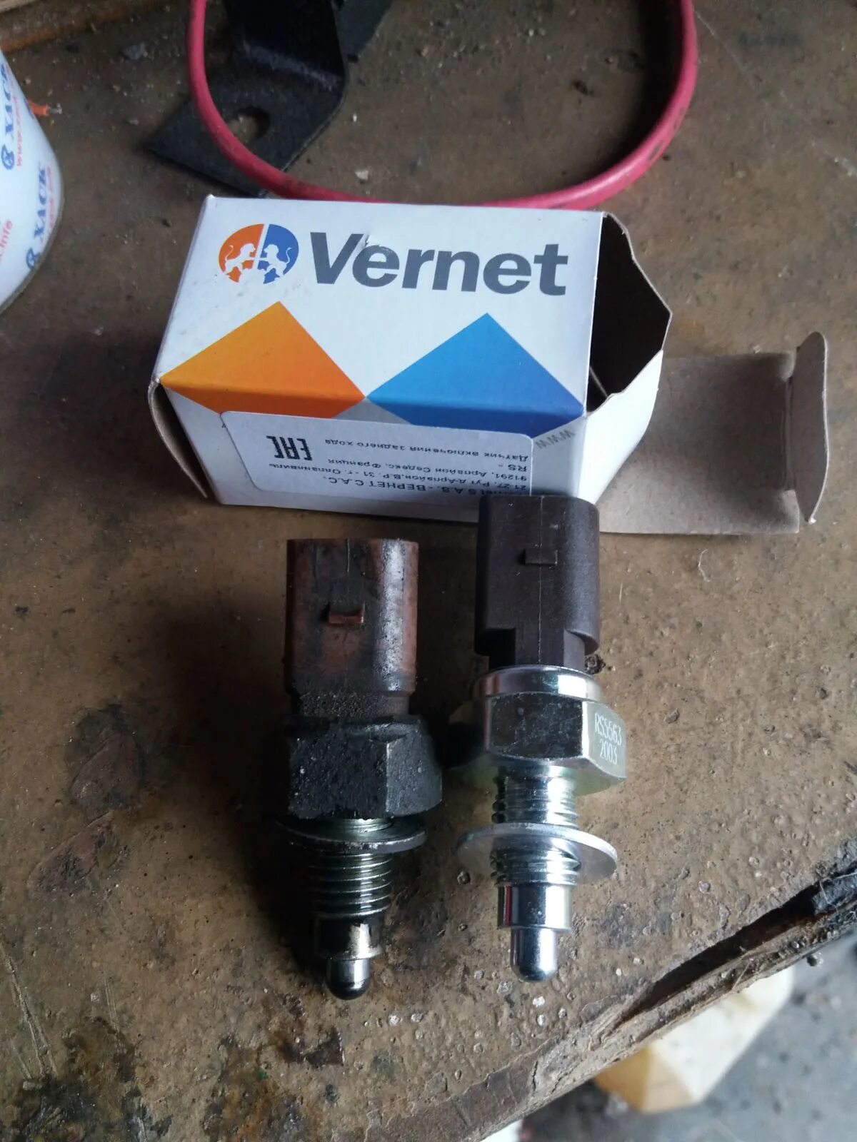 Датчик заднего хода skoda felicia. 2. 4 2001 года артикул. Датчик заднего хода фабия 1. Датчик заднего хода шкода фабия 1.