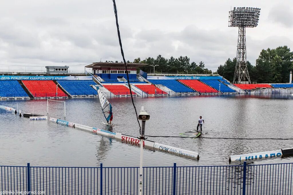Вода на стадионе. Стадион Ленина Хабаровск наводнение. Наводнение Хабаровск 2013 стадион. Стадион Хабаровск затопило. Потоп в Хабаровске 2013.