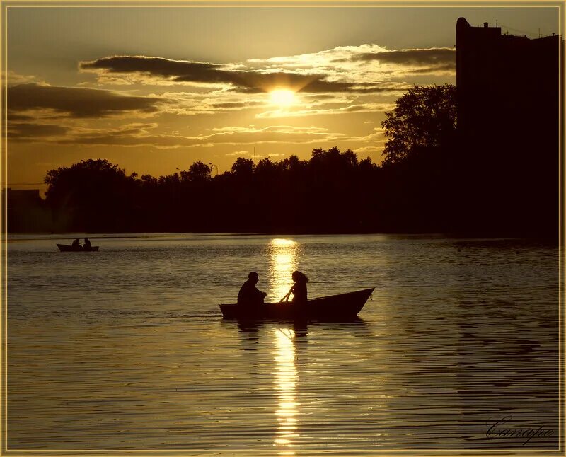 в лодке колыхался над волнами. в лодке колыхался над волнами. в лодке колыхался над волнами. двое влюбленных в лодке. плавать на лодке.