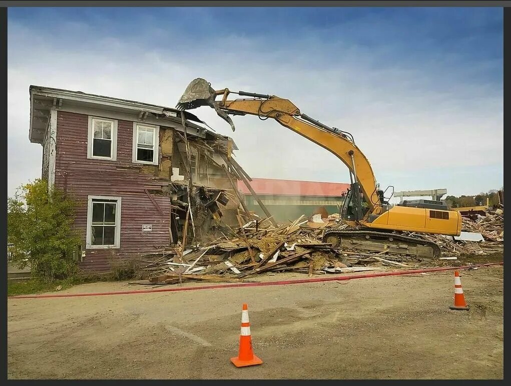 Демонтаж кирпичного здания. Строительный мусор. Промышленный демонтаж. Демонтаж построек. Техника для демонтажа зданий.