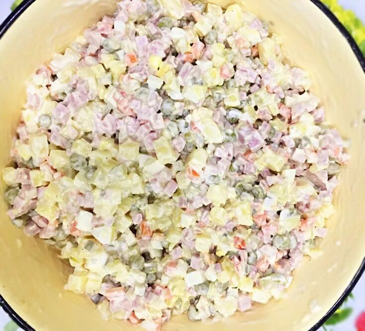 Рецепты салата Оливье с колбасой, горошком и огурцами - Шаг за Шагом