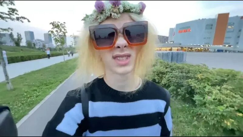 женя крутит мир