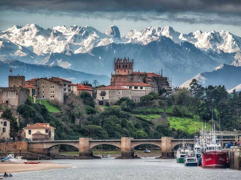 Сан-Висенте-де-ла-Баркера. San Vicente de la Barquera Испания. Кантабрия, город (Северная Испания) зелень.