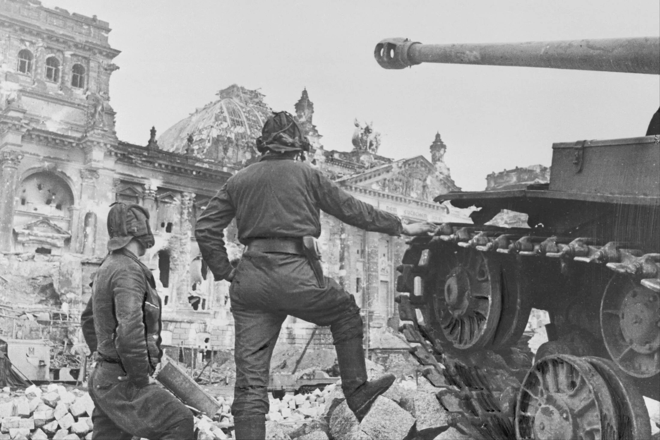 После победы второй. Победа Берлин 1945. Солдаты у Рейхстага 1945. Берлин, май 1945.