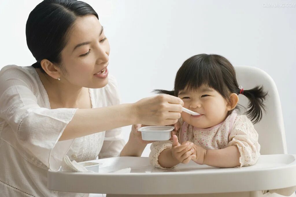 Bao nhieu. Мама ЧЧО чо. Be ngoi bo. Mum Feed a Kid.