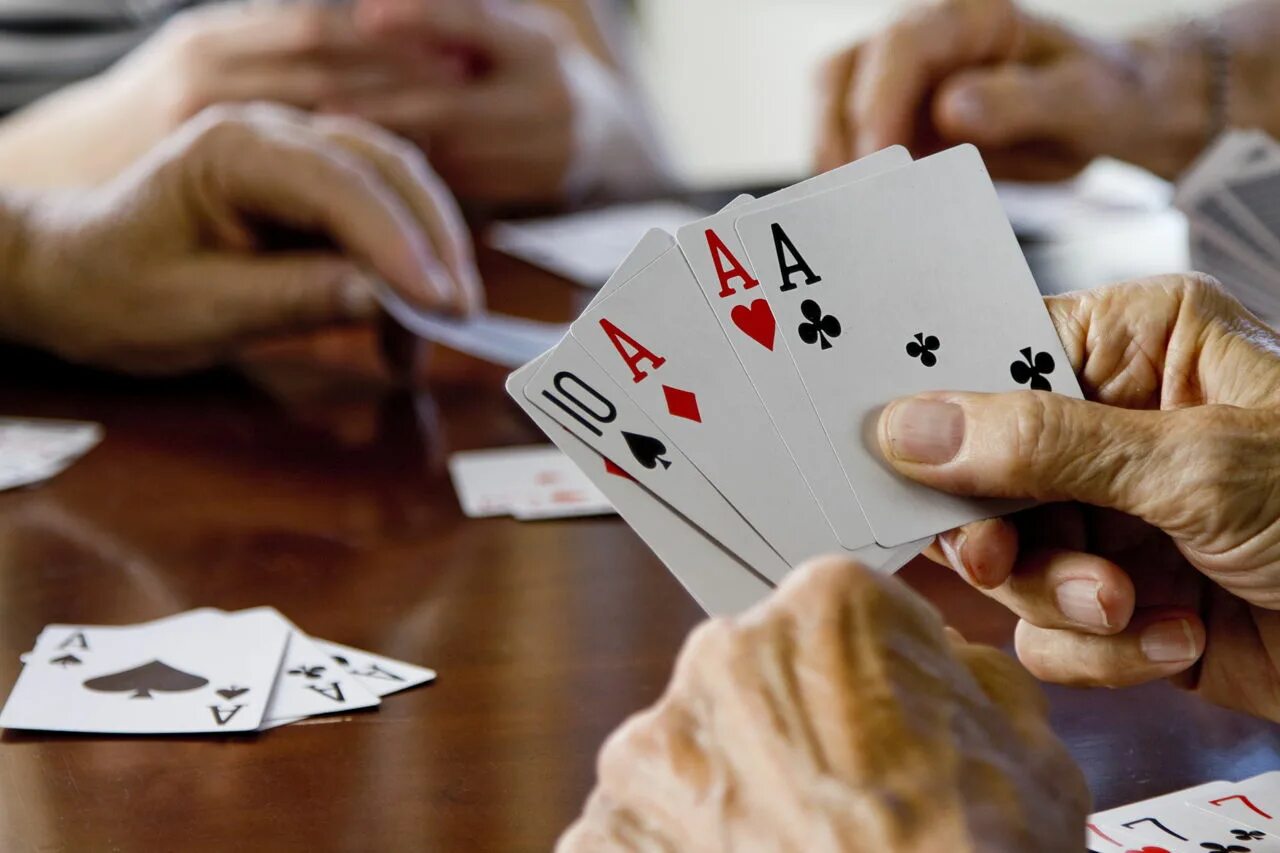 Cards playing games. Карты игральные фото. Покер. Люди играющие в карты. Тасует колоду карт.