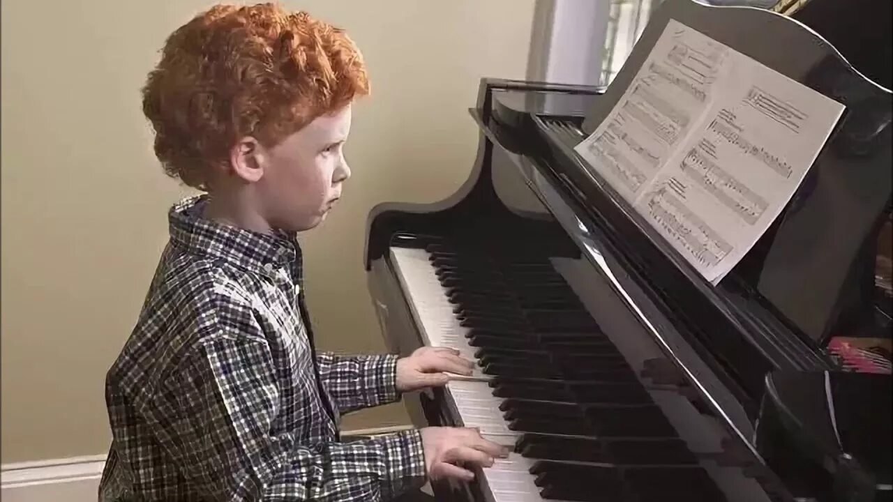 Ребенок за роялем. Урок в музыкальной школе. Преподаватель пианино. Занятия на фортепиано. Папа играет на пианино дети.