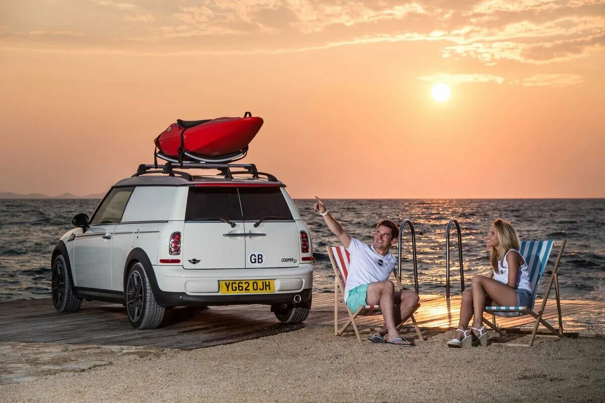 Путешествие летом на машине. Мини Купер для путешествий. Mini Cooper Camper. Мини Купер с палаткой. Мини Купер с палаткой на крыше.