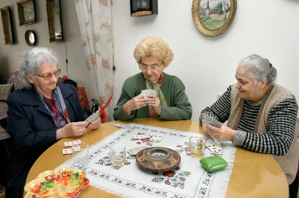 Бабушки тройничек. Игрушки для пенсионеров. Пожилые люди играют. Пожилые люди играют в лото. Игры для пожилых людей.