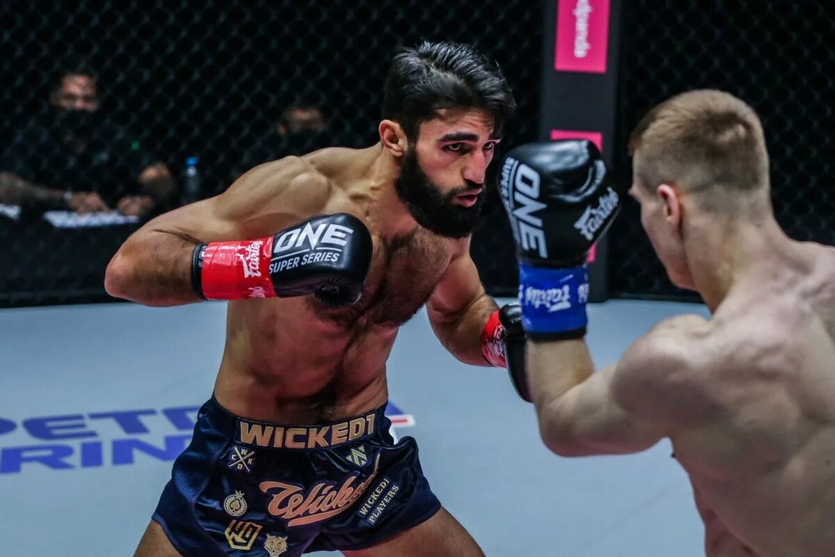 Моралес боец onefc. One fc чемпионы. Ризван куниев. Ризван куниев боец. Мачт боец.