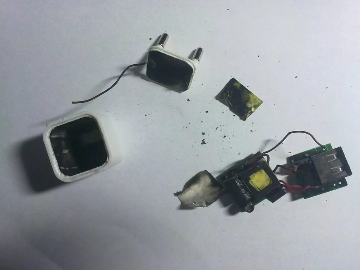 Блок зарядки горит. Зарядный блок charging td-t22. Сгорел разъем для зарядки телефона. Возгорания от зарядки телефона. Сгорела зарядка от айфона.