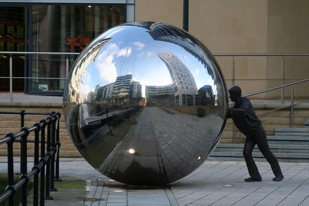 Шар сферической формы. Металлический шар. Хромированный металлический шар. Огромный металлический шар. Шар в повседневной жизни.