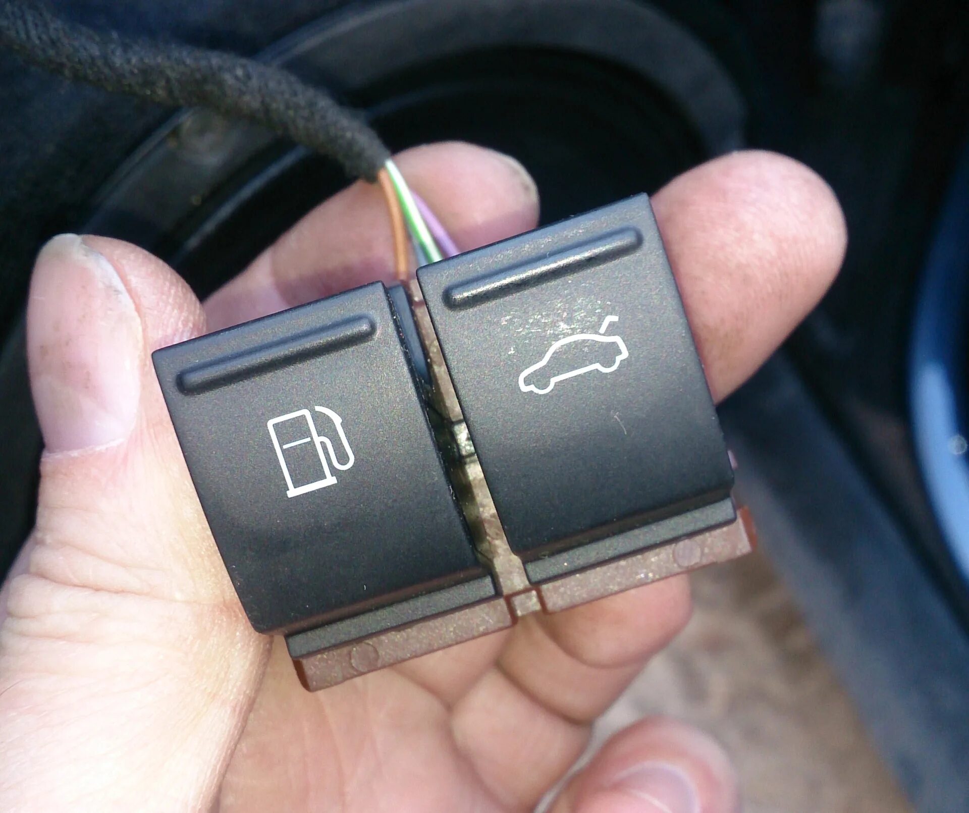 Кнопкой открыть в новом. Кнопка открытия багажника Passat b6 универсал. Кнопка бензобака Passat b5. Кнопка открывания багажника b5 Фольксваген. Кнопка открывания бака VW Passat b2.