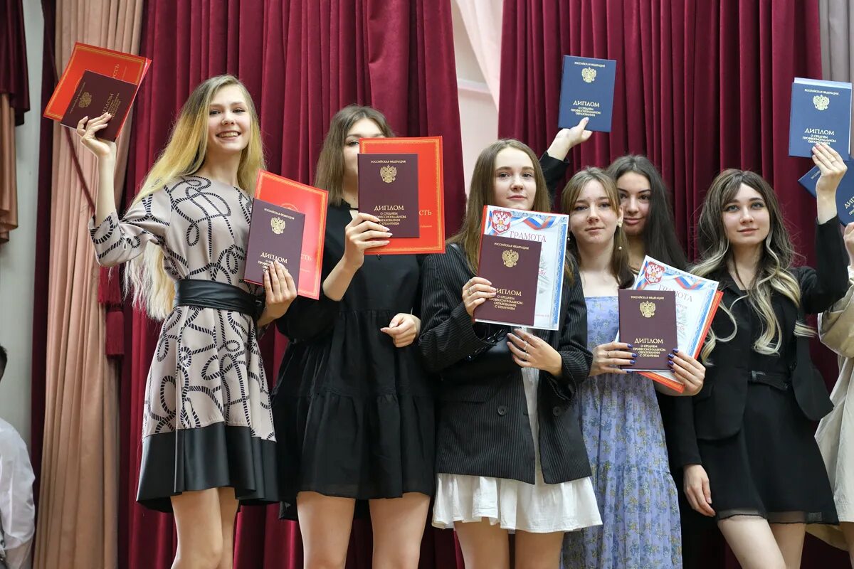 школьная осенняя фотосессия для 9 класса. осенняя фотосессия выпускников 11. выпускница академии осень читать. выпускница академии осень читать. выпускной в колледже.