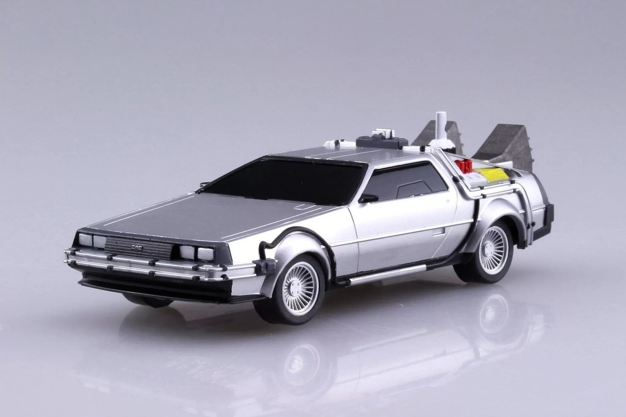 Назад в будущее модель. Delorean dmc-12 aoshima. делориан 1 43. делориан дмс-12 сборная модель. delorean dmc-12 сборная модель.