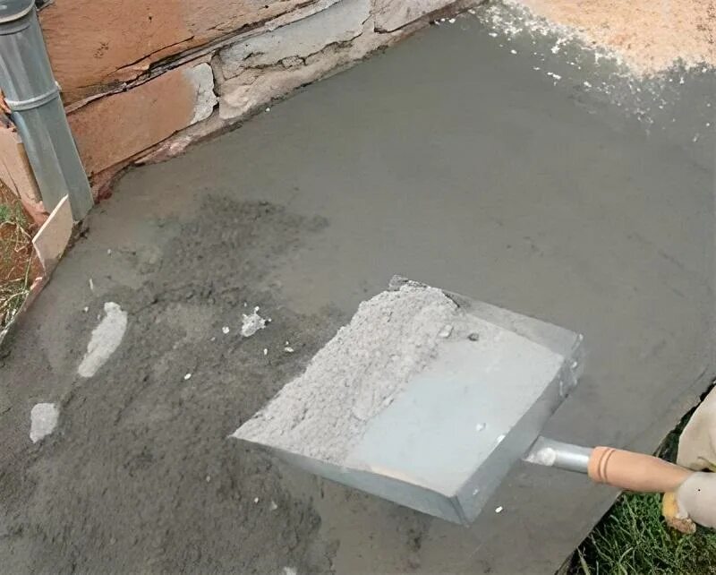 Как сделать бетон пошагово. Железнение пола из бетона. Железнение поверхности бетона цементом. Железнение бетонной отмостки. Машинка для железнения бетона.