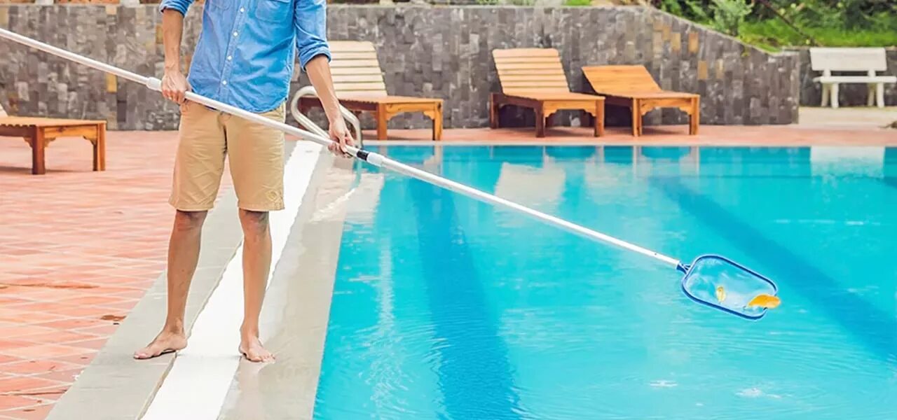 Common pool. Уборка бассейна. чистый бассейн. pool cleaning service. клининг фото.