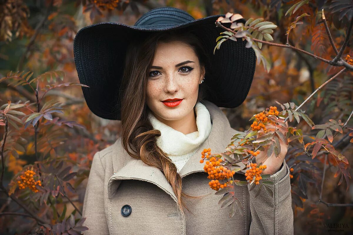 Красивые женщины осень. Женщина осень. Женщина осенью. Осенняя шляпа. Осенняя фотосессия.