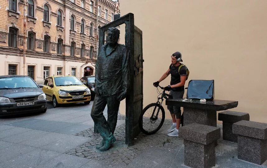 Отзывы переехавших петербург. Памятник Довлатову в Санкт-Петербурге на Рубинштейна. Памятник Довлатову в Санкт-Петербурге. Картина дома Рубинштейна 23 где жил Довлатов.