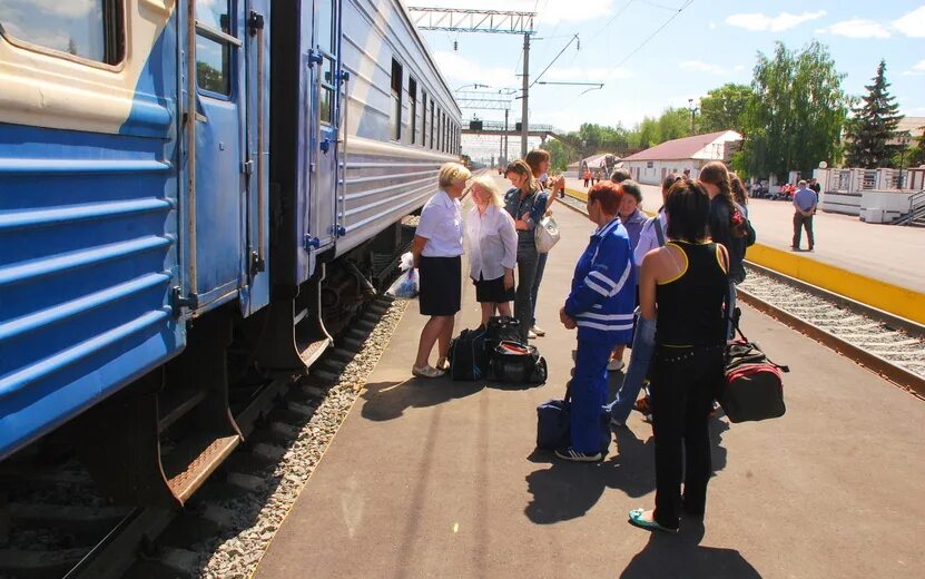 Будут ли дополнительные поезда на юг. Российские поезда. Вагон поезда. Российские пассажирские поезда. Фирменный пассажирский поезд Россия.