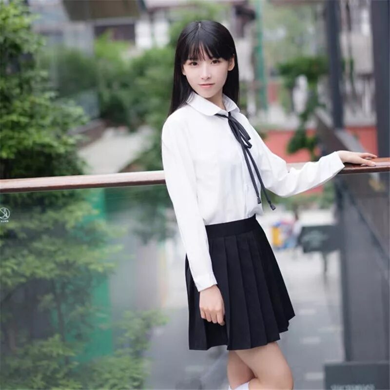 Японка в юбке. Корейские девушки в школьной форме. Корейская Школьная форма с длинной юбкой.
