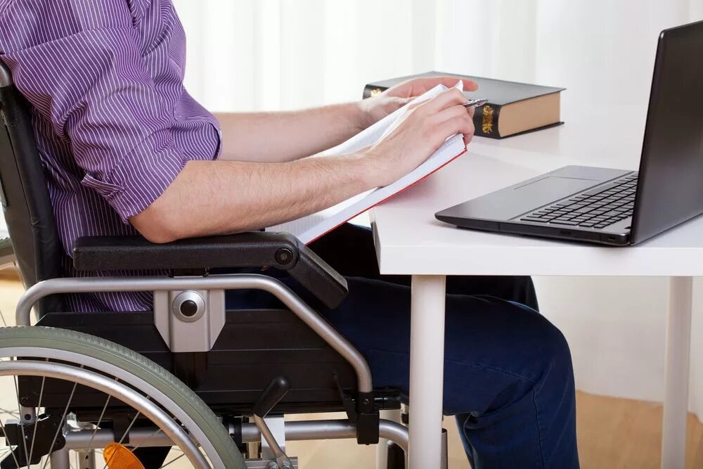 Дисабилити сайт для инвалидов. Образование для людей с ограниченными возможностями. Интернет для инвалидов. Трудоспособность инвалидов. Люди с ограниченными возможностями за компьютером.