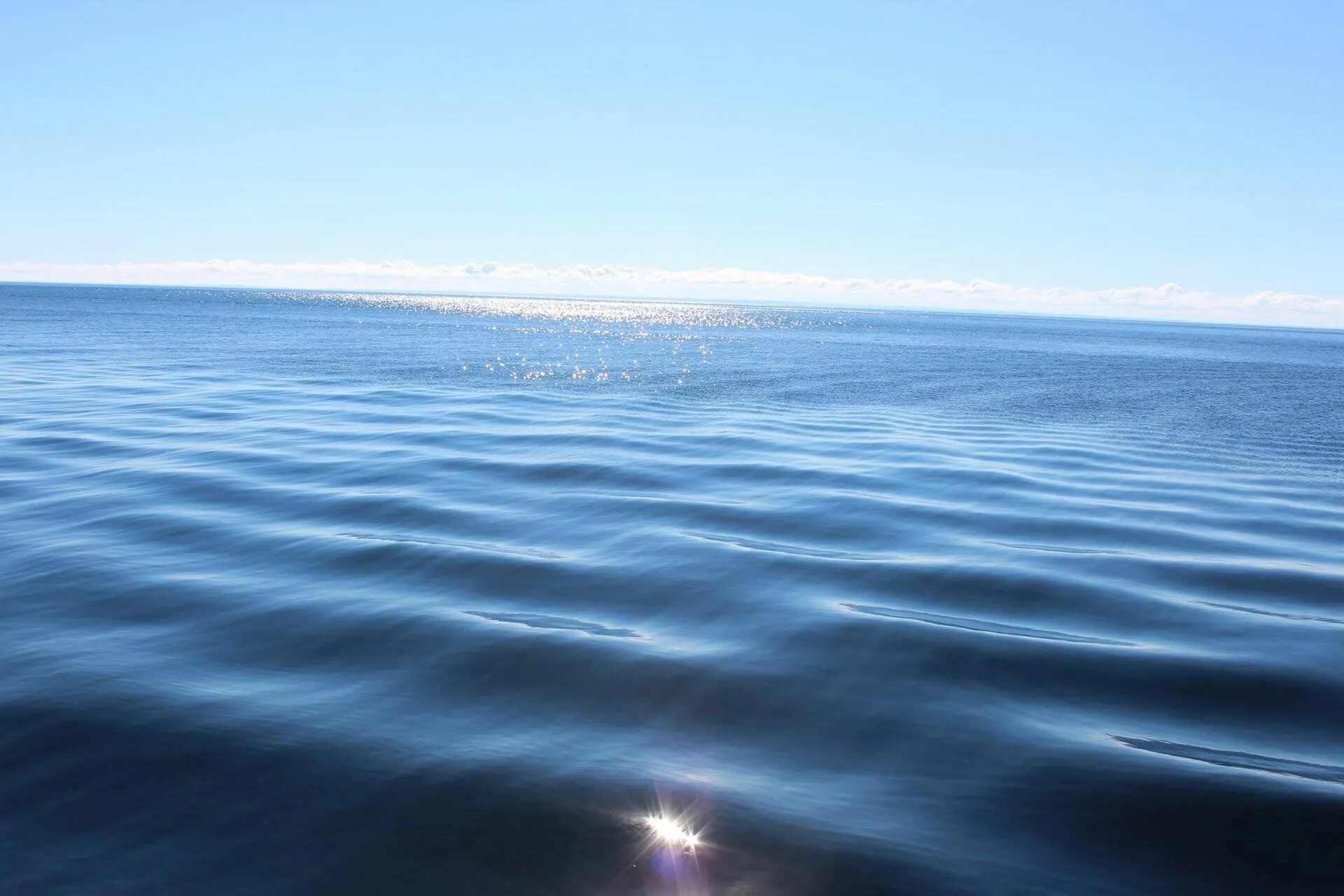 Поверхность воды. Вода фон. Спокойная вода. Водный фон. Источник воды в атмосфере