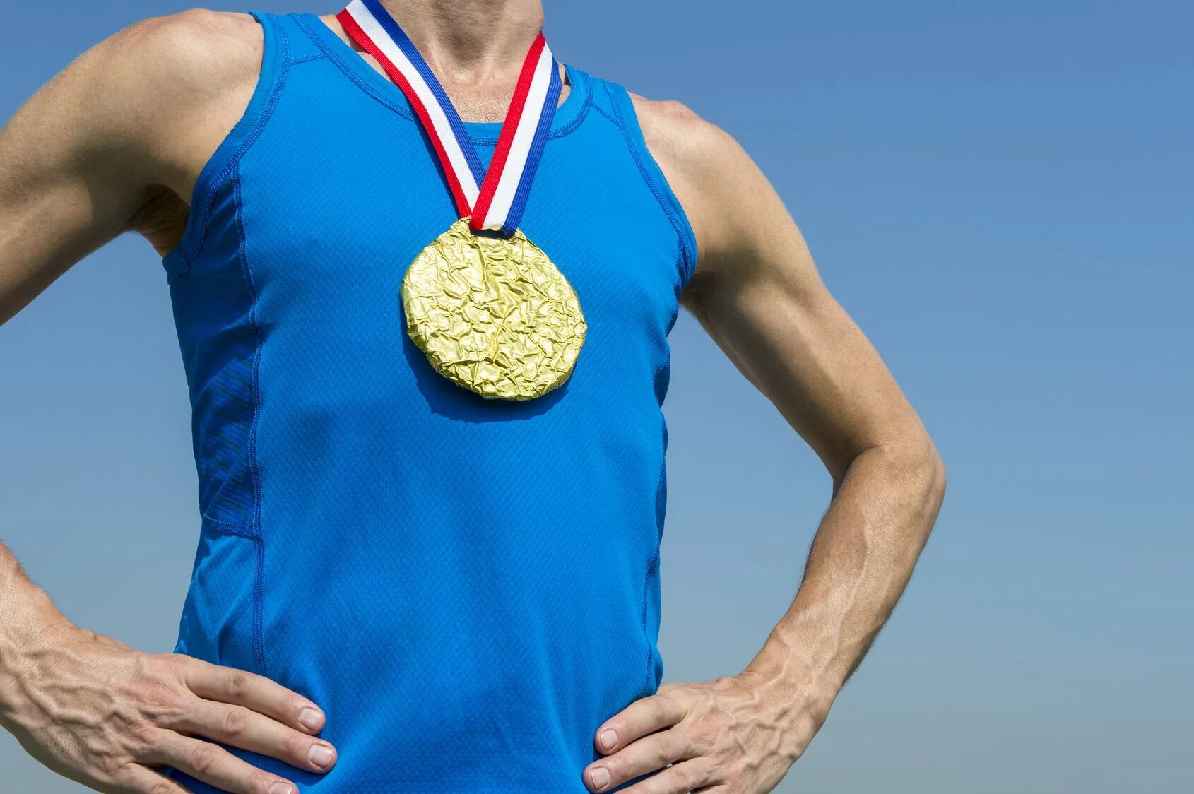 Спортсмен с медалью. Золотая медаль на шее. Медаль на шее спортсмена.