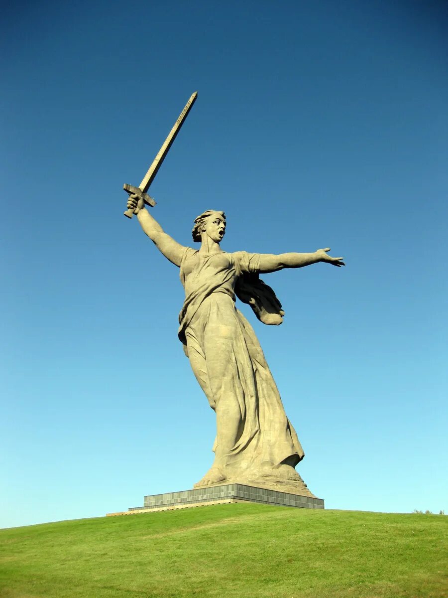 Памятник Родина мать в Волгограде. Мамаев Курган Родина мать зовет памятник. Мамаев Курган Сталинградская битва. Статуя Родина мать зовет в Волгограде.