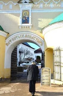Святые врата монастыря