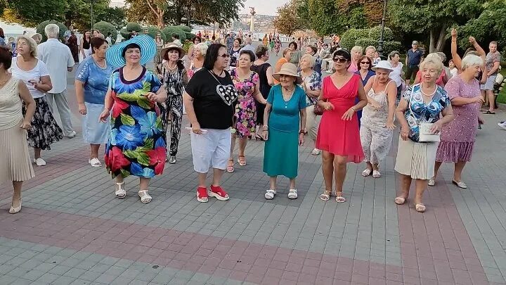 Танцы на приморском в севастополе приморском бульваре. Приморский бульвар севастополь танцы. Танец севастополь видео. Танец севастополь видео. Танцы на приморском в севастополе приморском бульваре.